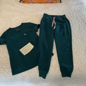 Figs W Caribbean Blue XXS Catarina top and XXSP Zamora Joggers